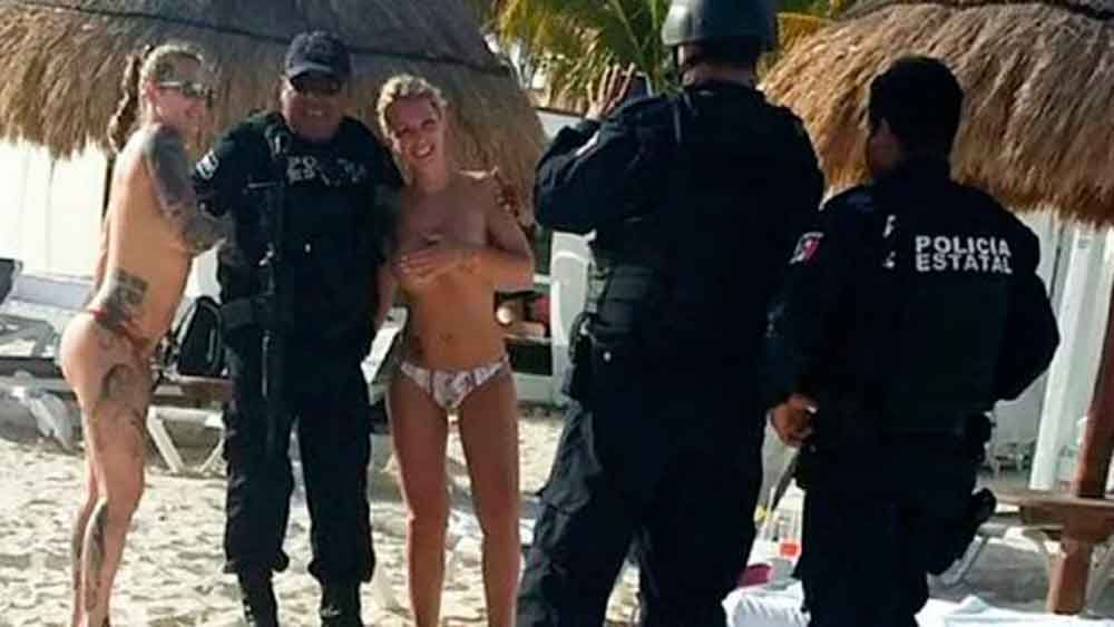 Suspenden a policías tras tomarse fotos con turistas semidesnudas