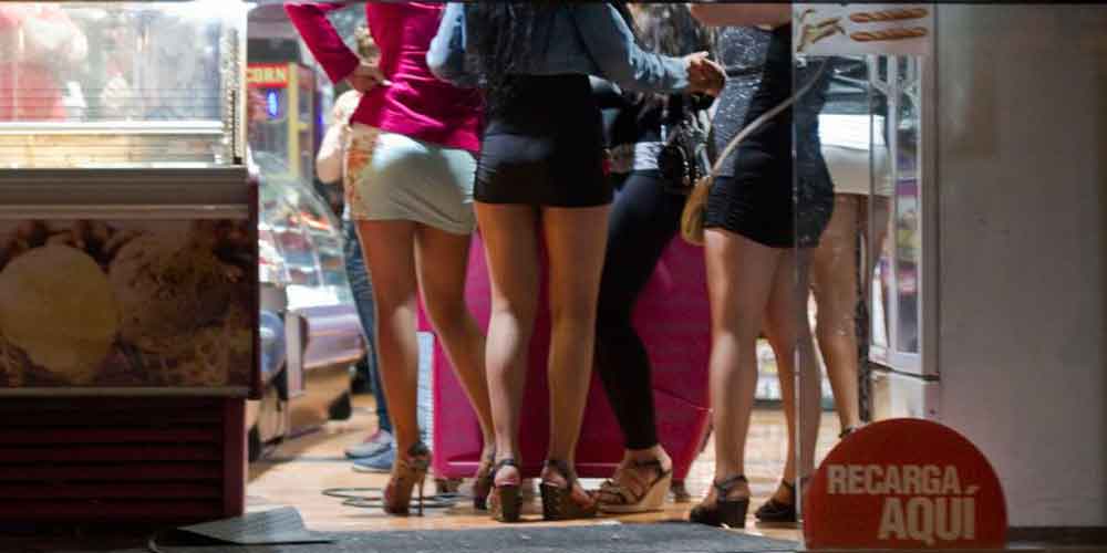 Madres solteras se prostituyen en Facebook para pagar “colegiatura”