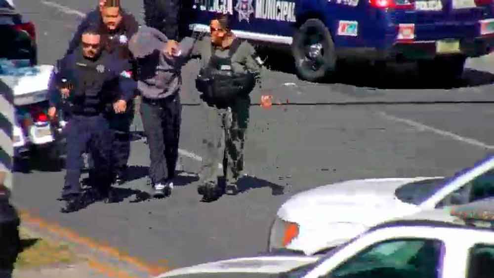 Policía Municipal detiene a hombre armado tras persecución en Tijuana