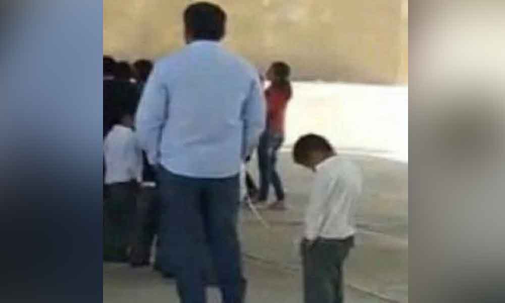 Maestro amarra a alumno de primaria en Puebla
