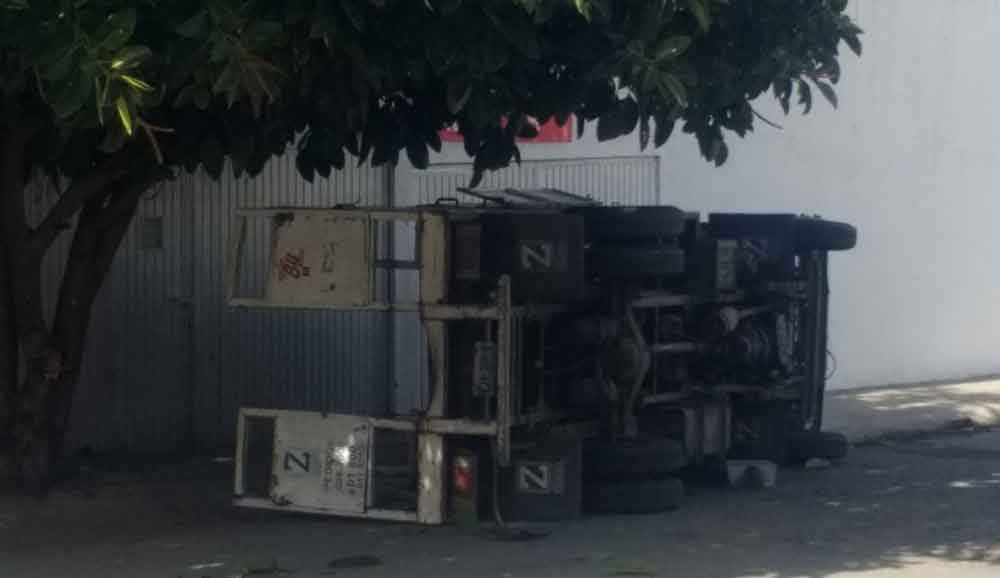 Volcó camión de gas frente a un colegio en Tijuana
