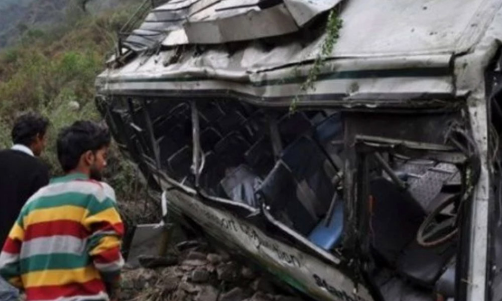 Cae autobús escolar a un barranco, mueren 30 la mayoría eran niños