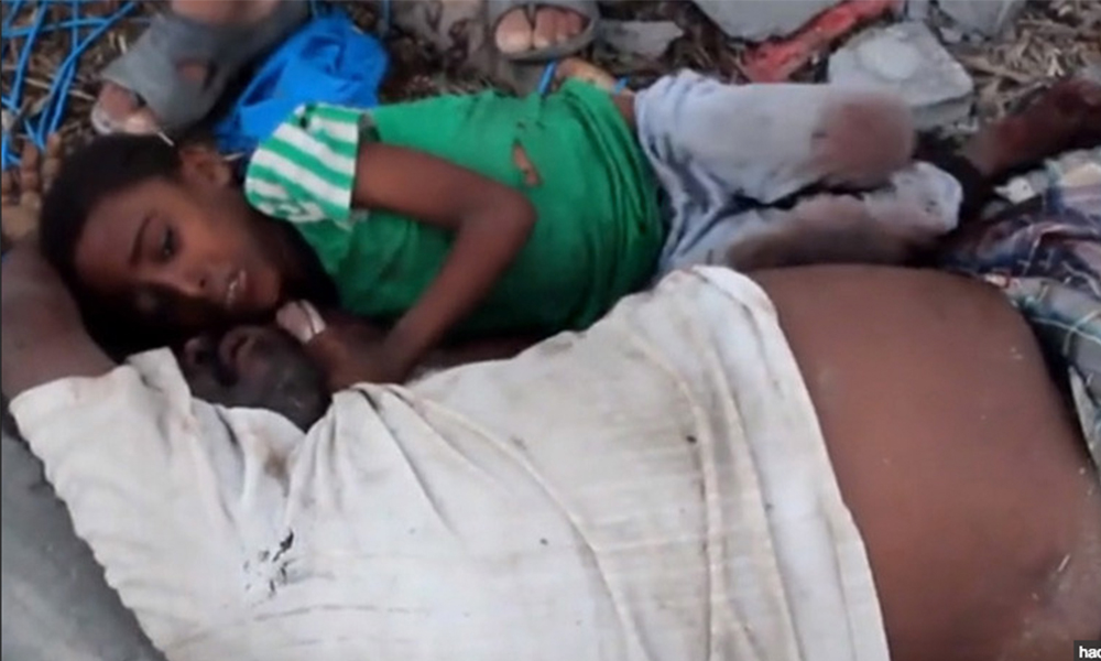 Desgarrador; Un niño yemení se aferra al cadáver de su padre tras un bombardeo (VIDEO)