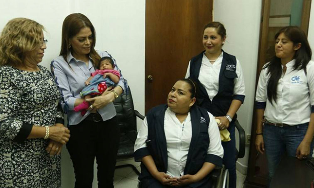 Entregan al DIF a bebé de mujer embarazada que fue asesinada en Veracruz