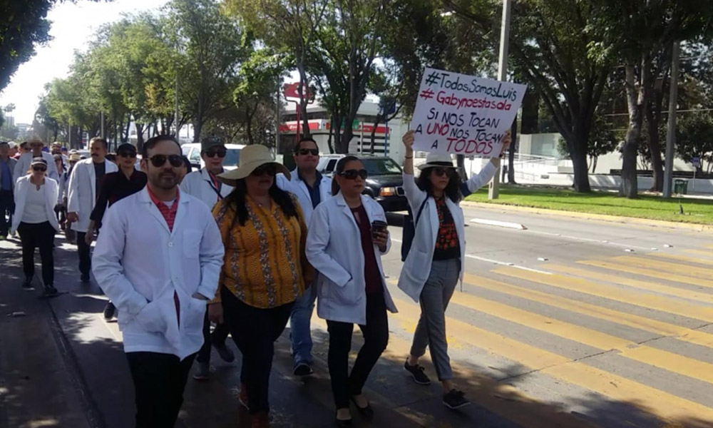 Marchan Médicos del país en apoyo a colega Oaxaqueño Luis Alberto