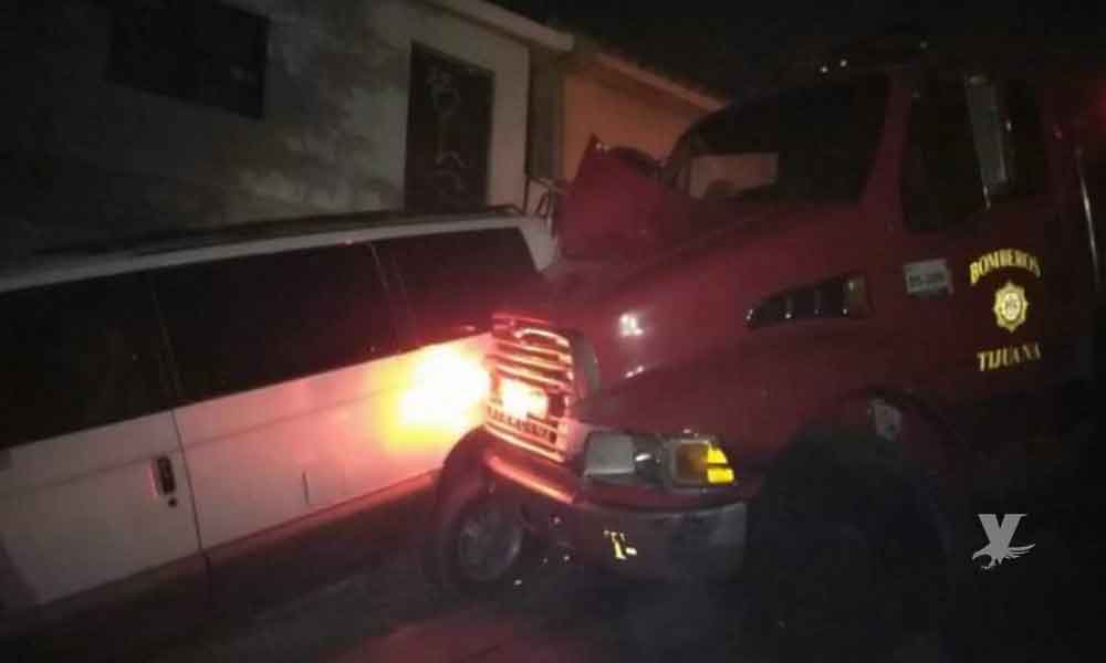 Unidad de Bomberos en Tijuana impacta carros estacionados