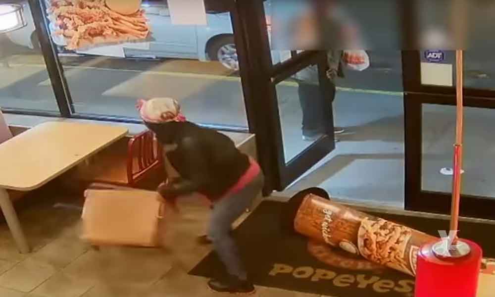 (VIDEO) Mujer molesta en restaurante destroza una ventana