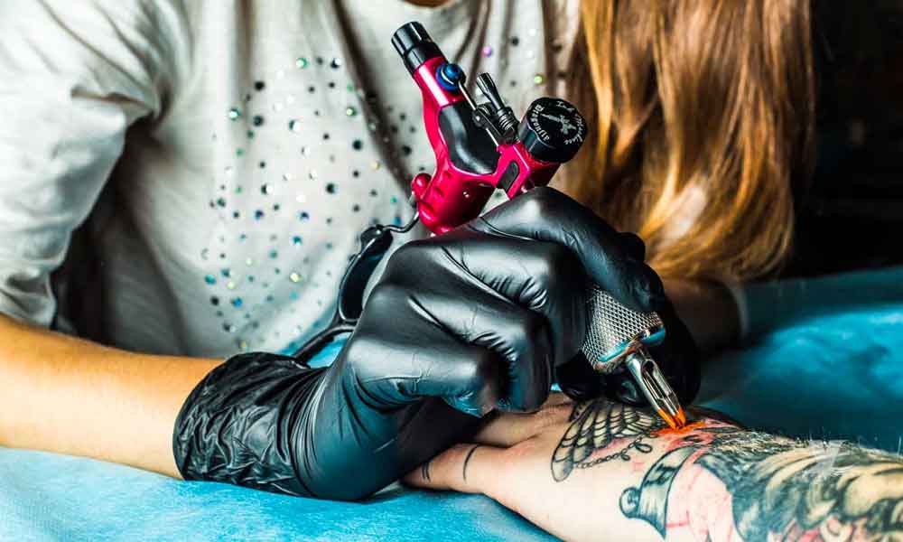Inicia Baja California con la regularización sanitaria a tatuadores