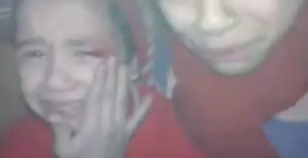 Con llanto y dolor, 2 niñas narran un bombardeo en Siria