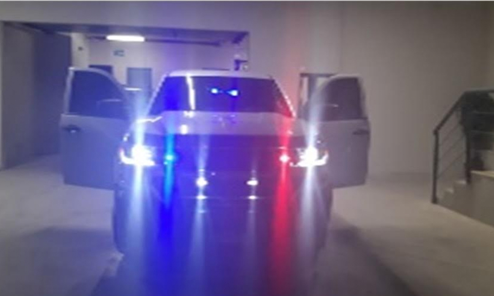 Detienen a sujetos armados en vehículo equipado con estrobos y sirenas en Tijuana