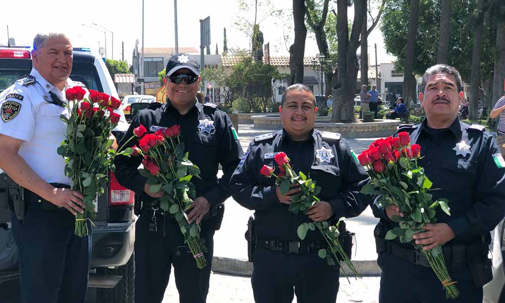 Montan operativo vial y reparten rosas para las mamás tecatenses