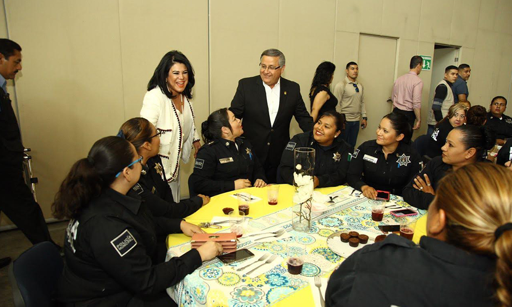 Con rifas y desayuno festejan a las mamás Policías en Mexicali