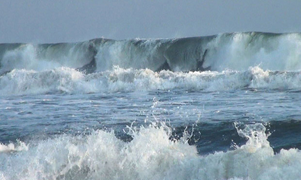 Alertan por olas altas y mareas peligrosas en San Diego
