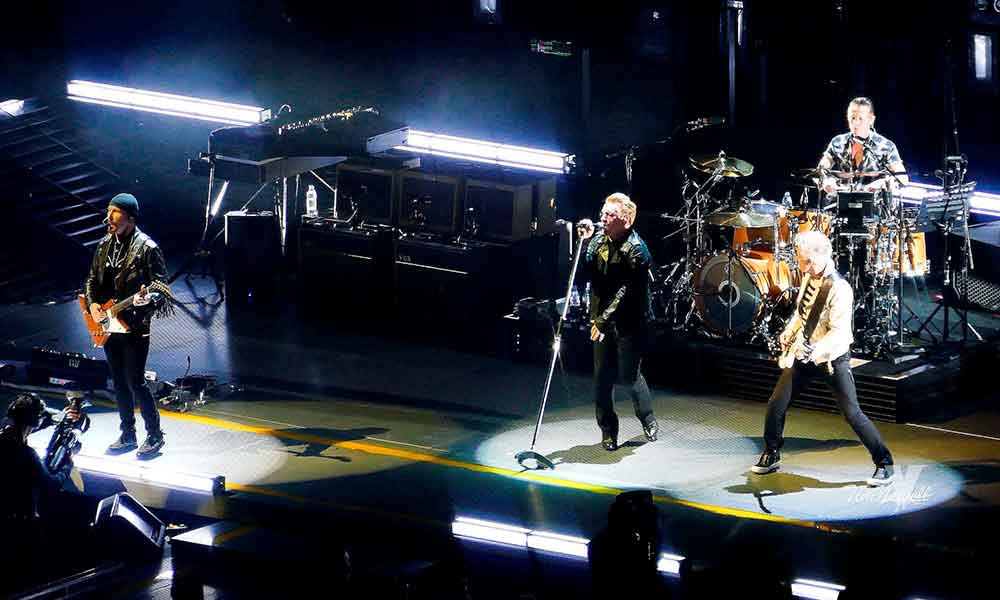 (VIDEO) Bono de U2 sufre terrible caída en el escenario durante concierto en Chicago
