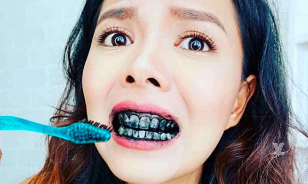Cepillar los dientes con carbón activado; una peligrosa moda que te puede llevar a la muerte