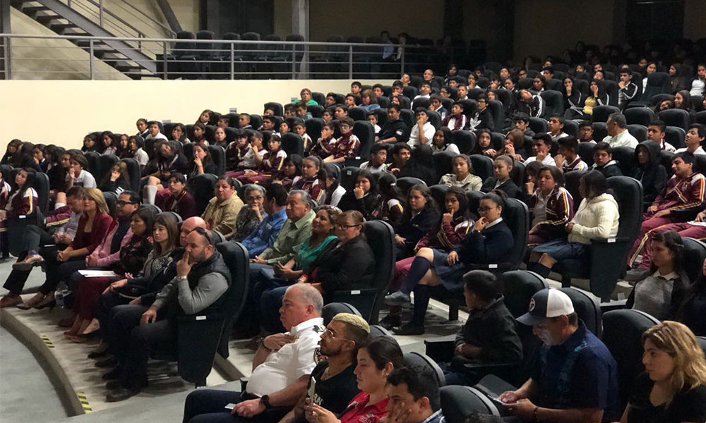 Cerca de 800 jóvenes acudieron a la conferencia “No Te Enredes En Las Redes” en Tecate