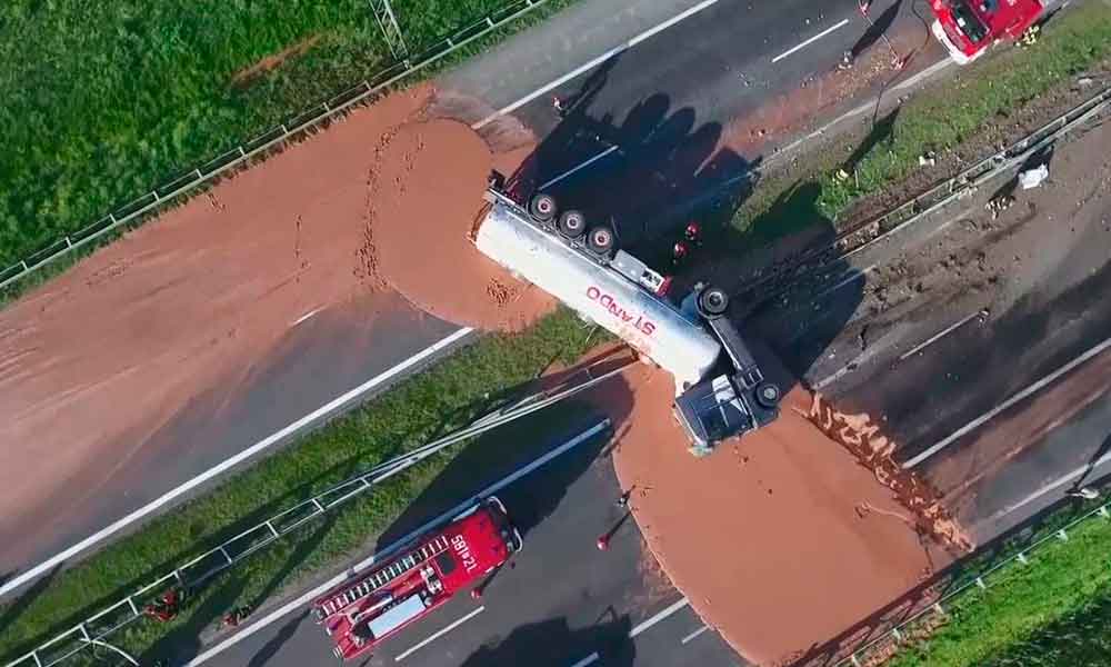 Dulce accidente: Un camión volcó derramando toneladas de chocolate líquido