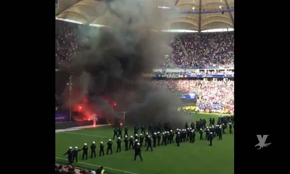 (VIDEO) Fanáticos del Hamburgo alemán incendian campo de fútbol y la red de la portería
