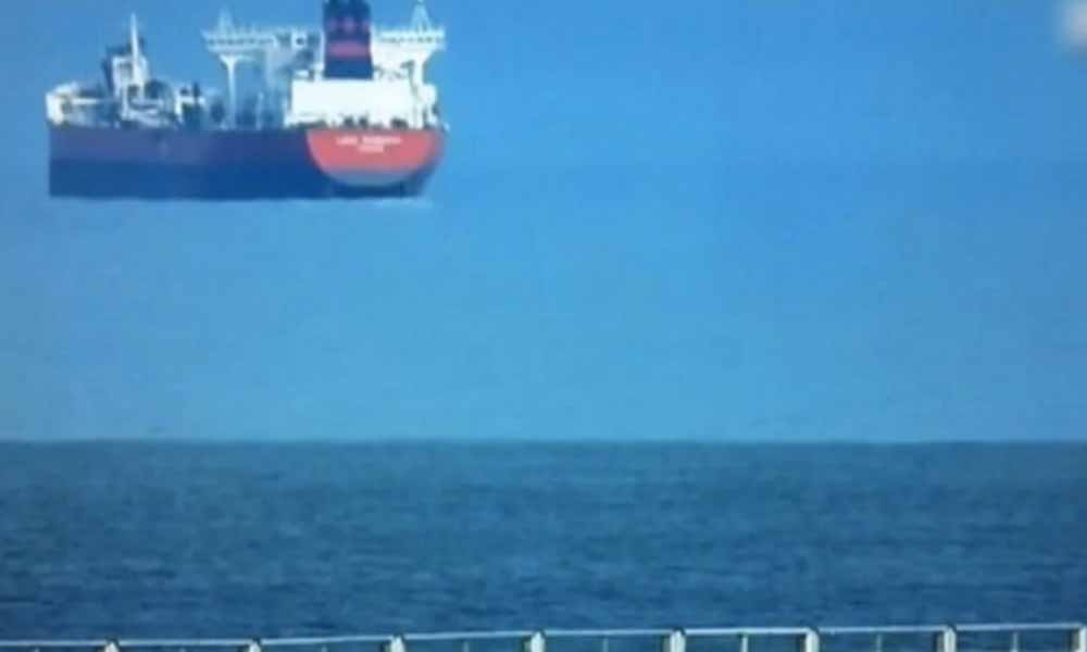 ¿Es esto real? Se viraliza la imagen de un barco flotando varios metros por encima del agua