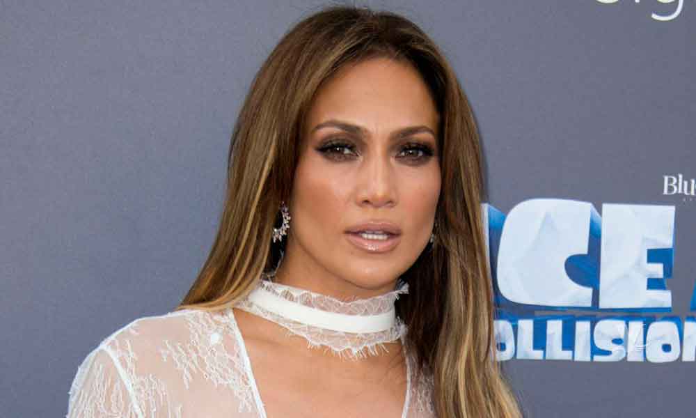 Jennifer Lopez presenta su nueva canción en Las Vegas con ropa transparente