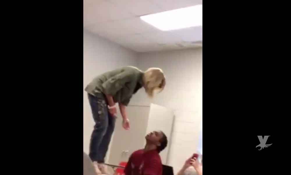 (VIDEO) Maestra intenta despertar a un alumno a “patadas”