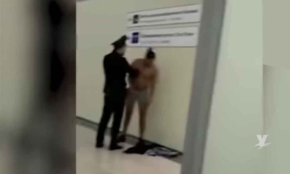 (VIDEO) Mexicano baila desnudo frente a la policía en aeropuerto de Rusia