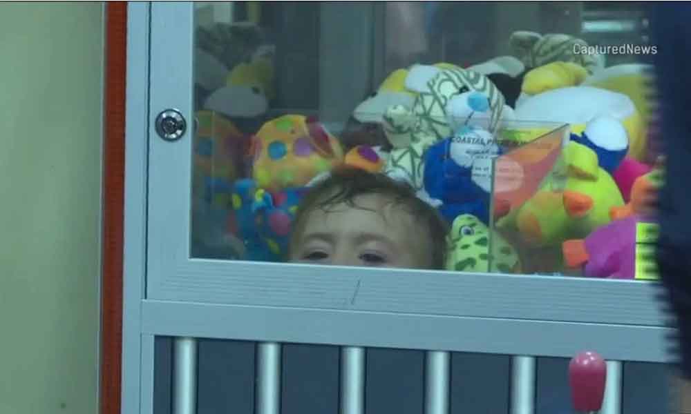 Bomberos rescatan a niño de tres años atascado en una maquina de juguetes