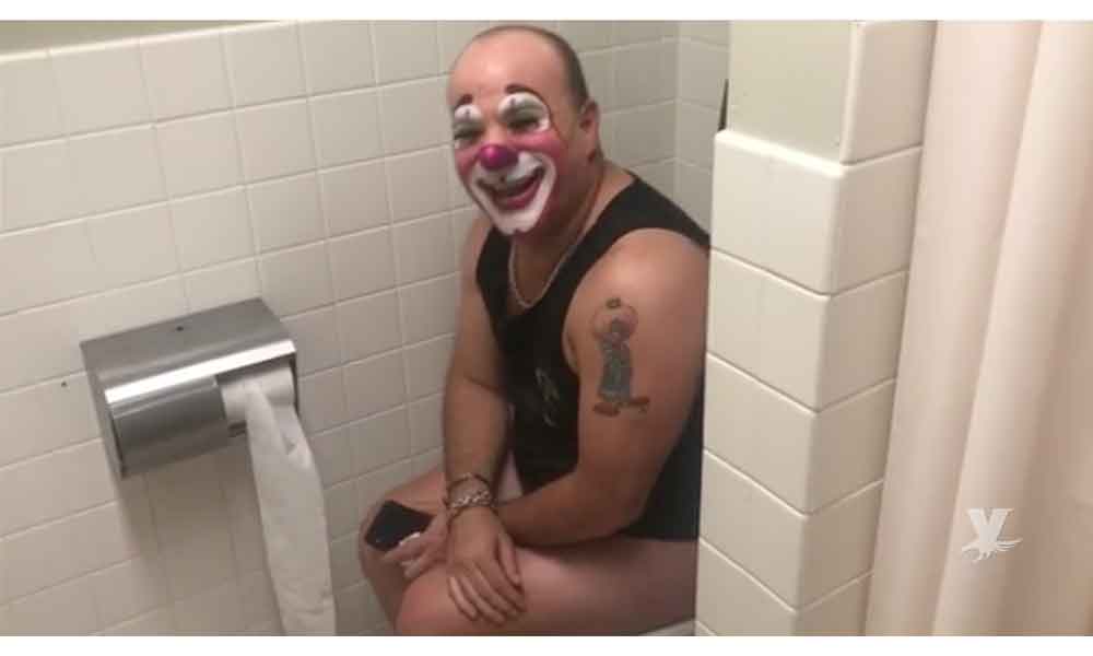 (VIDEO) Omar Chaparro graba a Platanito sentado en el baño mientras hacía sus necesidades