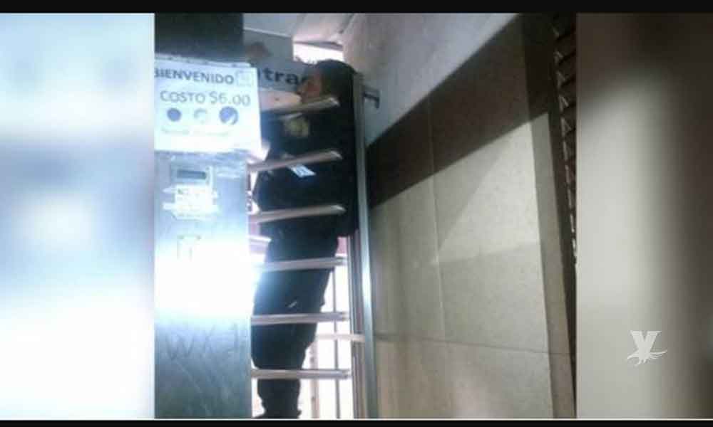 Policía quedó atorado en el baño por no pagar 6 pesos
