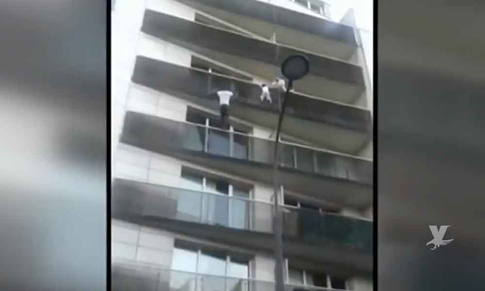 (VIDEO) Hombre escala un edificio al estilo de “Spiderman” para rescatar a niño a punto de caer
