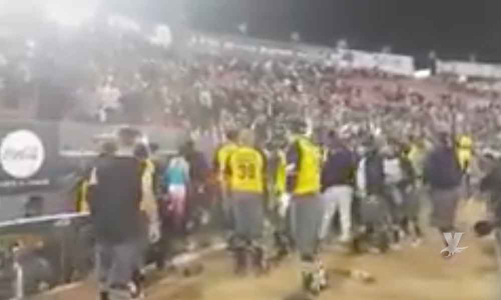 (VIDEO) ¡Reprobable! Fanáticos de Toros de Tijuana lanzan objetos en contra de los jugadores de Rieleros de Aguascalientes