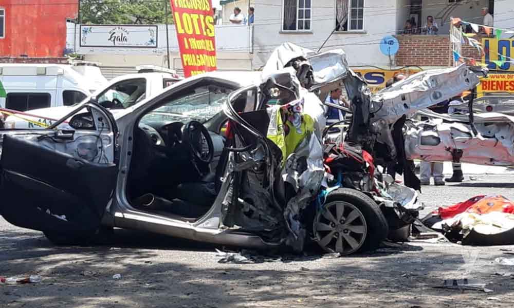 Fatal accidente: Tráiler embiste a 6 vehículos; mueren 5 adultos