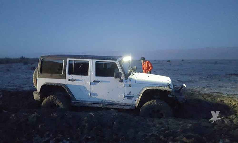 Jóvenes de Tecate provocan movilización de Bomberos, se quedó atascado su Jeep en La Salada