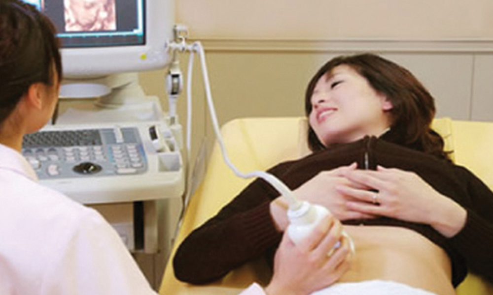 Empresas en Japón piden a sus empleadas esperar turno para embarazarse