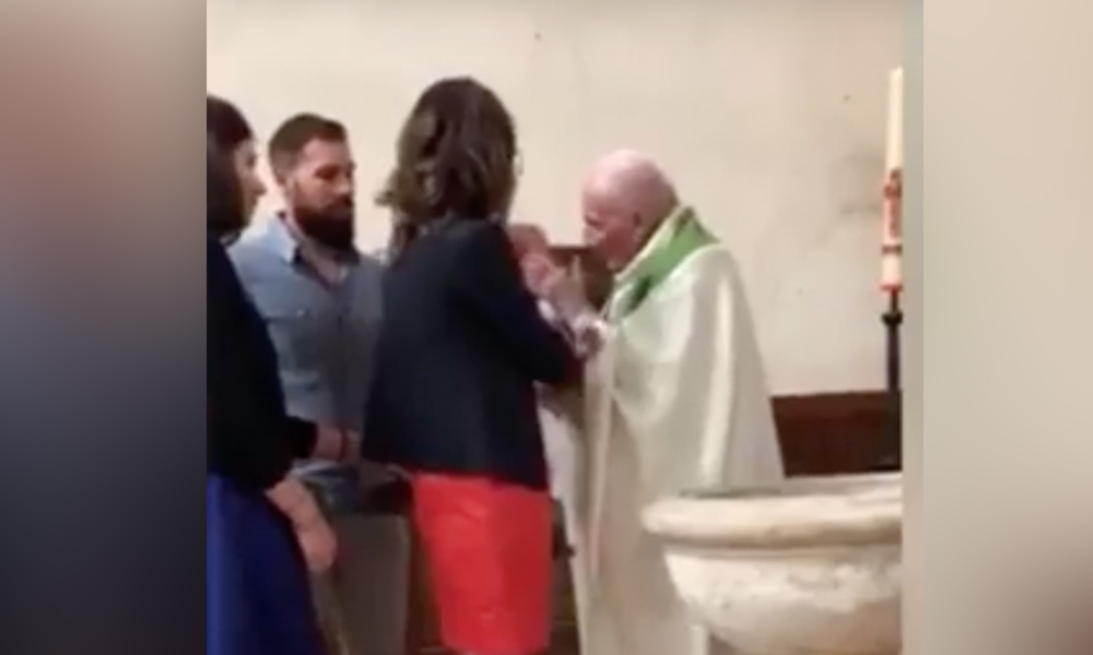 Sacerdote abofetea a bebé durante bautismo (VIDEO)