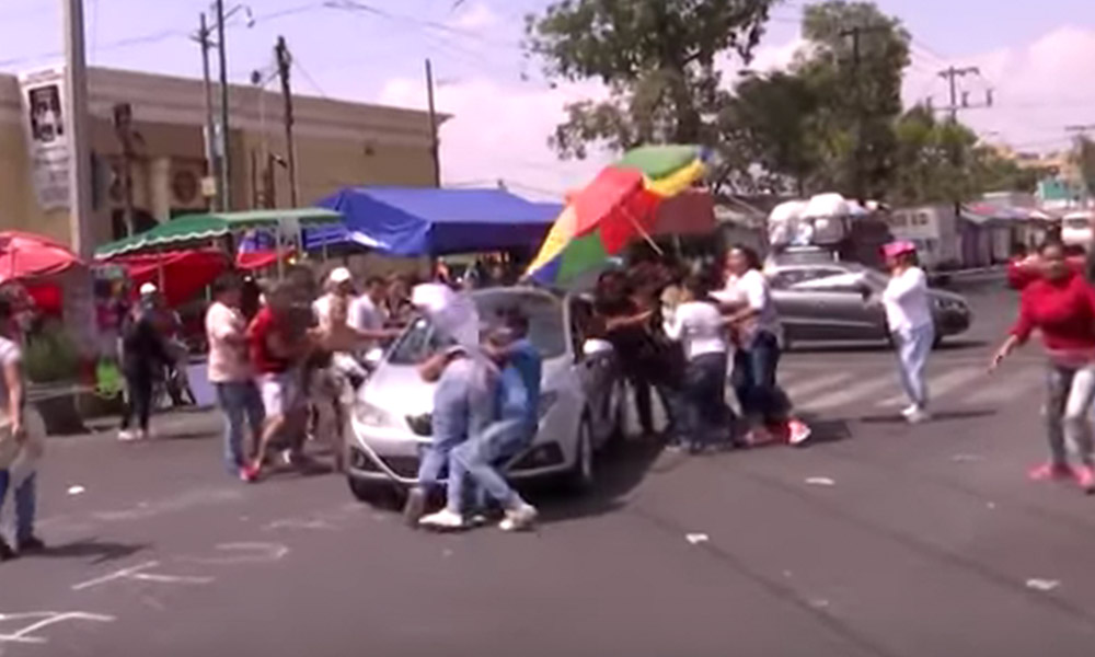 Automovilista arrolla a manifestantes en CDMX (VIDEO)