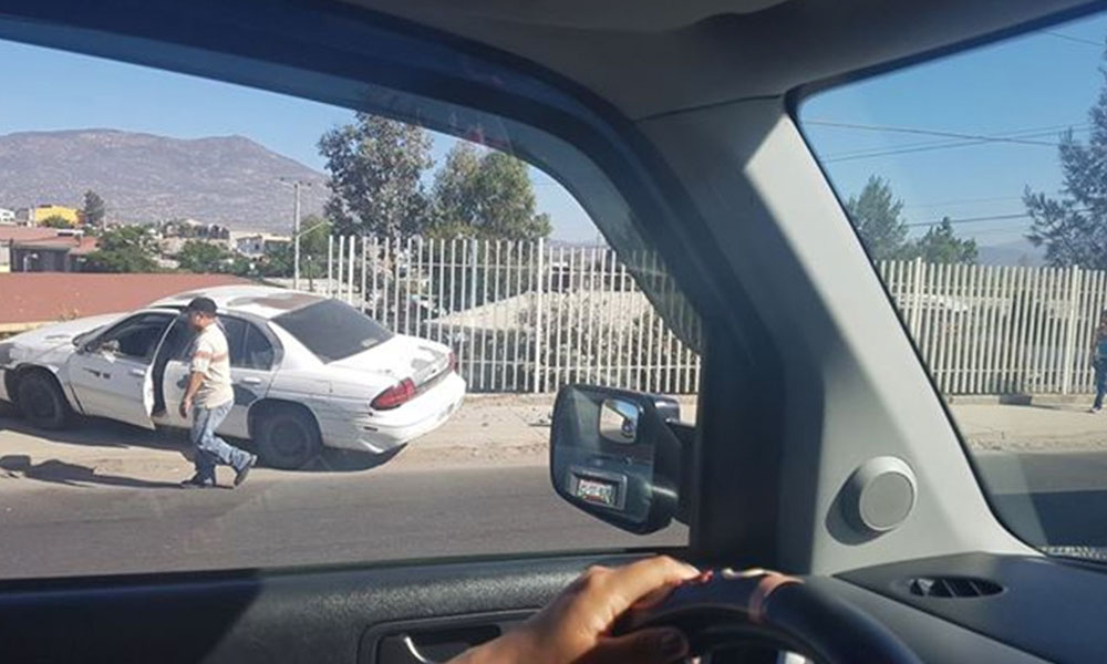 Choca auto contra cerca perimetral de la escuela en Santa Anita
