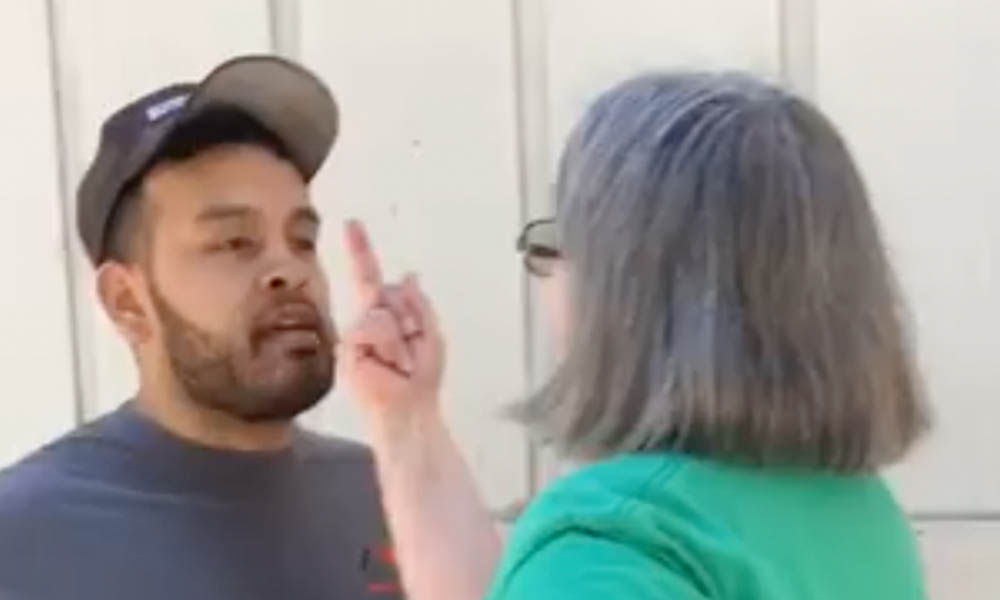 Nuevo caso de racismo: Mujer insulta a jardinero y a su madre por ser mexicanos (VIDEO)