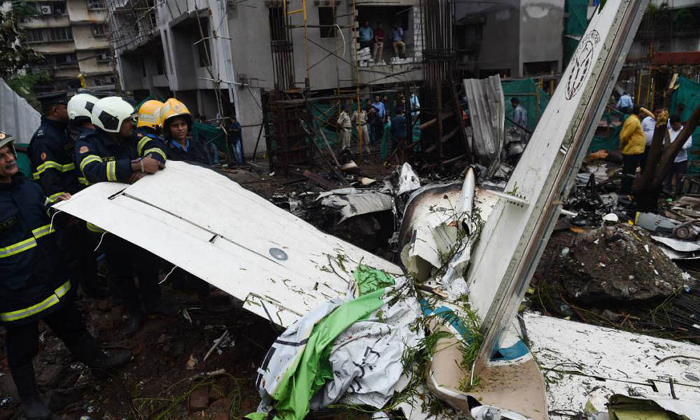 Fallecen cinco personas al caer un avión en India