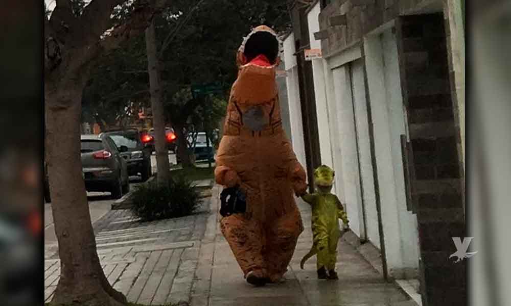 (VIDEO) Padre e hijo caminan a la escuela vestidos de dinosaurios