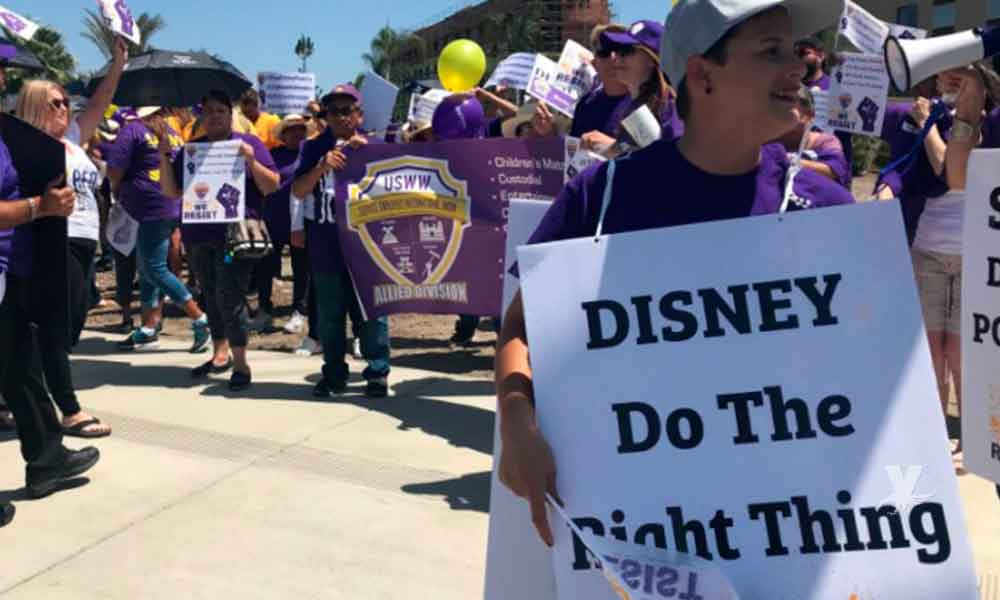 Trabajadores de Disneyland cierran el parque y protestan, exigen mejores salarios