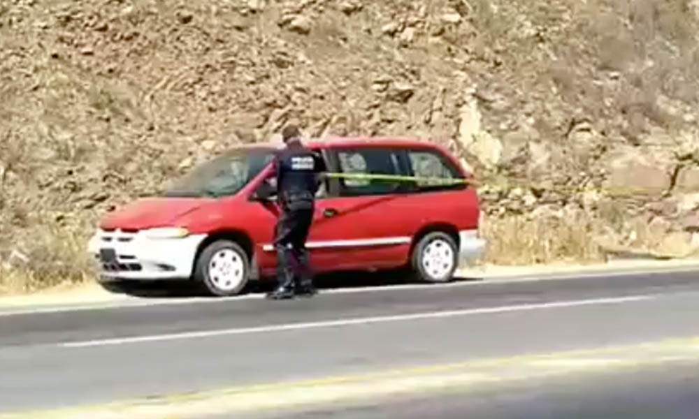 Hallan dos encobijados en camioneta sobre la carretera libre Tecate-Tijuana