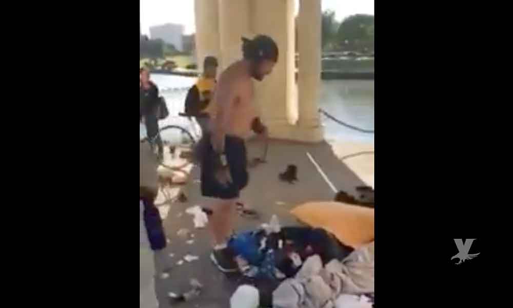 (VIDEO) Hombre tira a un lago las pertenencias de un indigente asegurando que es pura basura