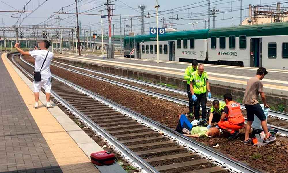 Joven se toma “selfie” con una mujer gravemente herida por el tren