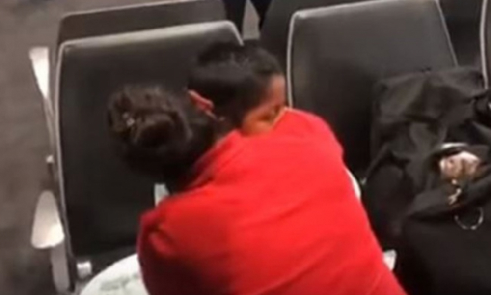 Niño y madre se reúnen tras haber sido separados por política ‘tolerancia cero’ (VIDEO)
