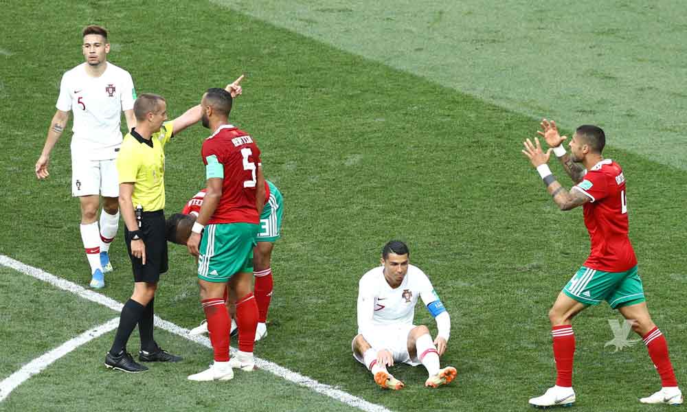 Jugadores de Marruecos molestos con el arbitraje contra Portugal, indican que todo el juego estuvo pidiendo la camisa de CR7