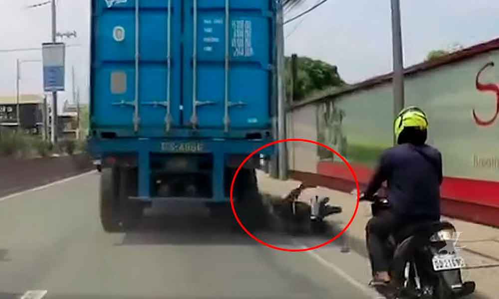 (VIDEO) Motociclista es atropellado en la cabeza por un tráiler y sobrevive
