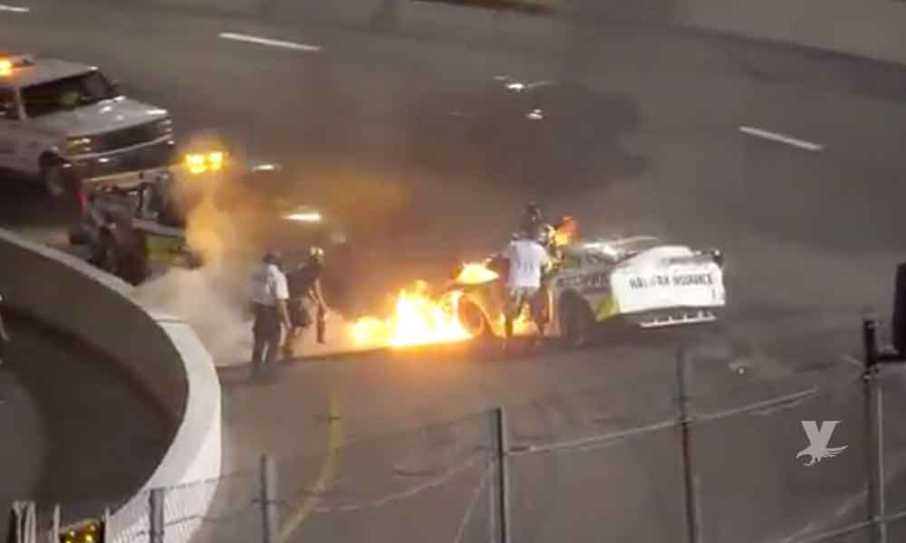 (VIDEO) Carro de piloto de Nascar se incendia y papá del chofer le salva la vida al sacarlo