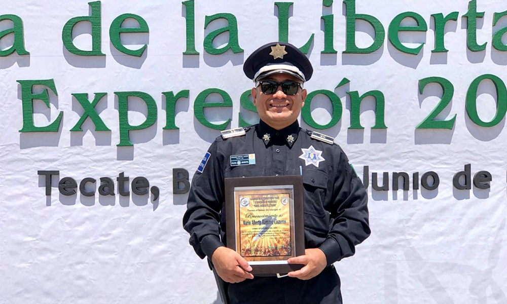 Periodistas de Tecate reconocen a Oficial de Policía
