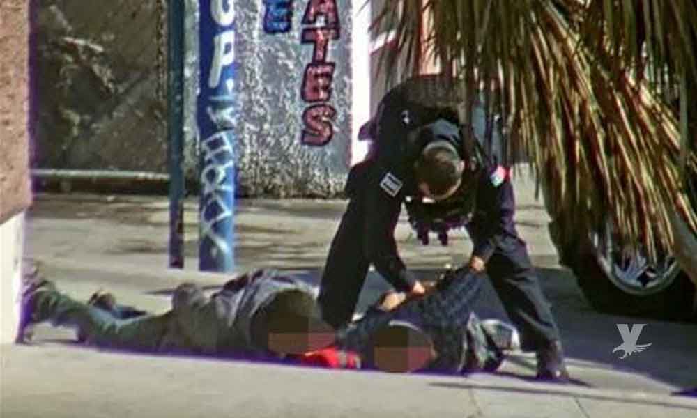 Policías Municipales detuvieron a dos sujetos después de que robaran en una farmacia en Tijuana